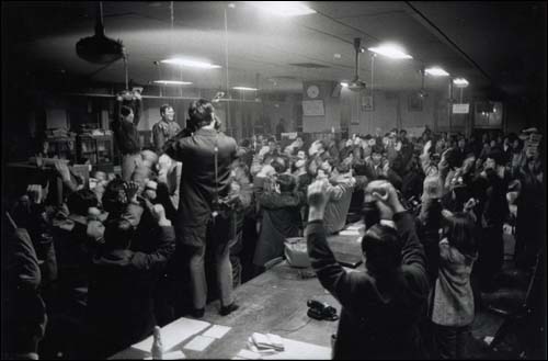 1975년 3월 17일 새벽 사주측이 동원한 술 취한 폭도들에게 강제 축출되기 직전 동아일보사 편집국에서 마지막 '자유언론 만세'를 외치는 기자들과 사원들.